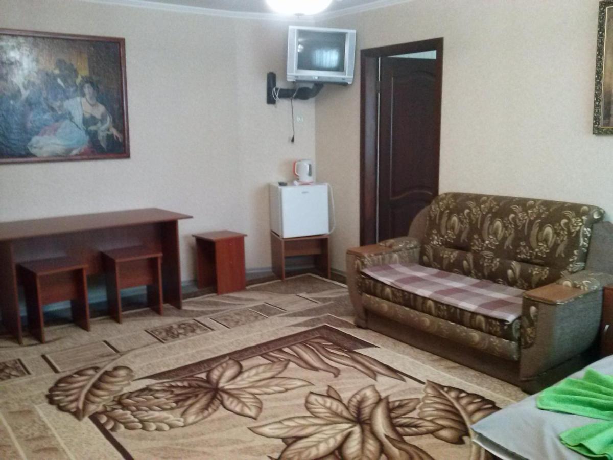 Kak V Gostinice Hadiach Exterior foto